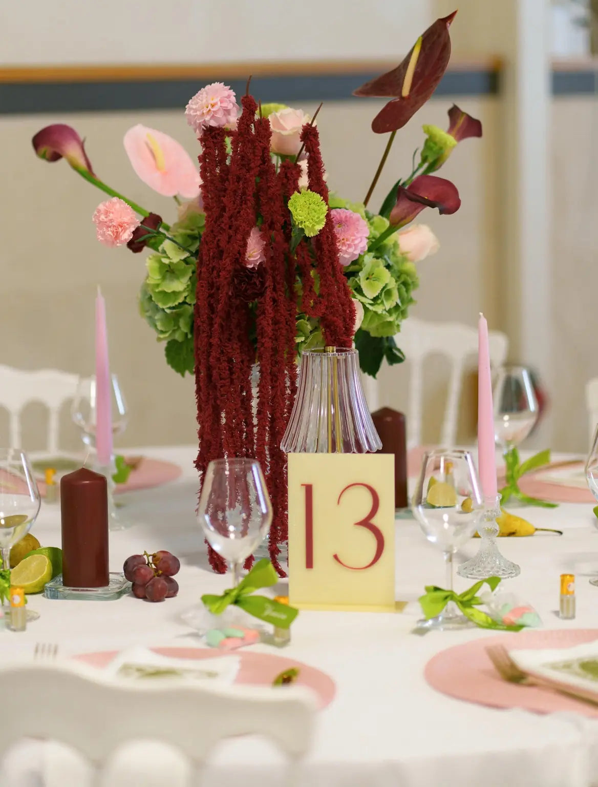 Numéro de table 13 personnalisé dans la scénographie florale du mariage de Leïla et Naïm — photographie CHIDRAPROD