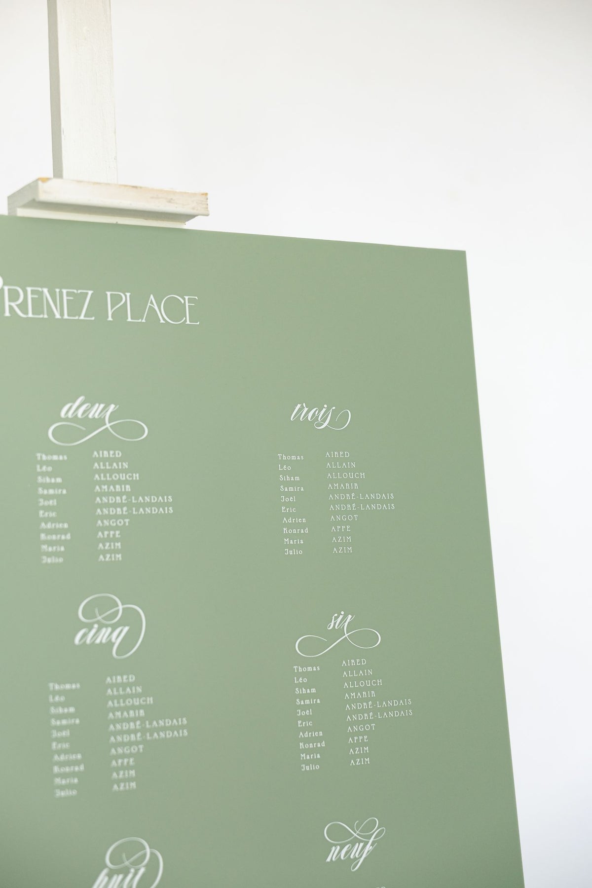 Plan de table Emblème sauge avec monogramme doré