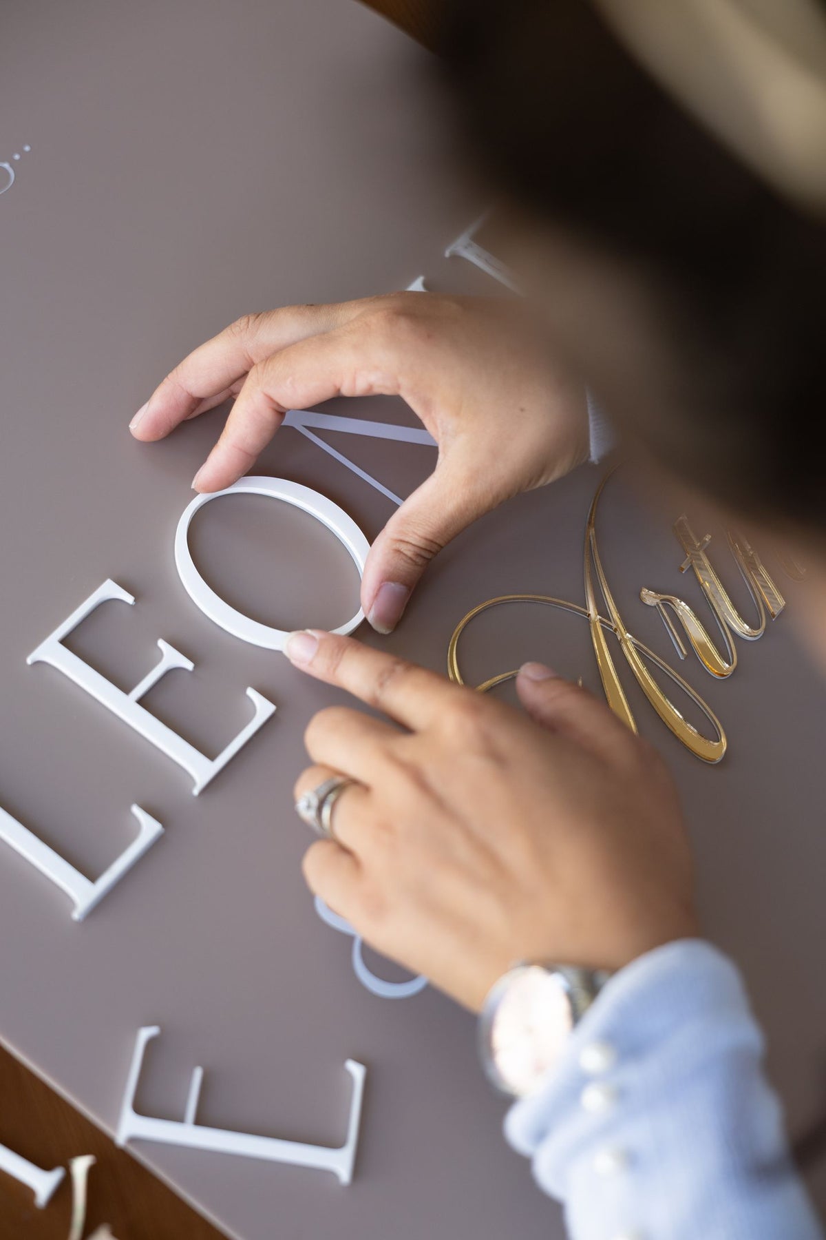 Fabrication artisanale du lettrage en relief PERSONNALYS