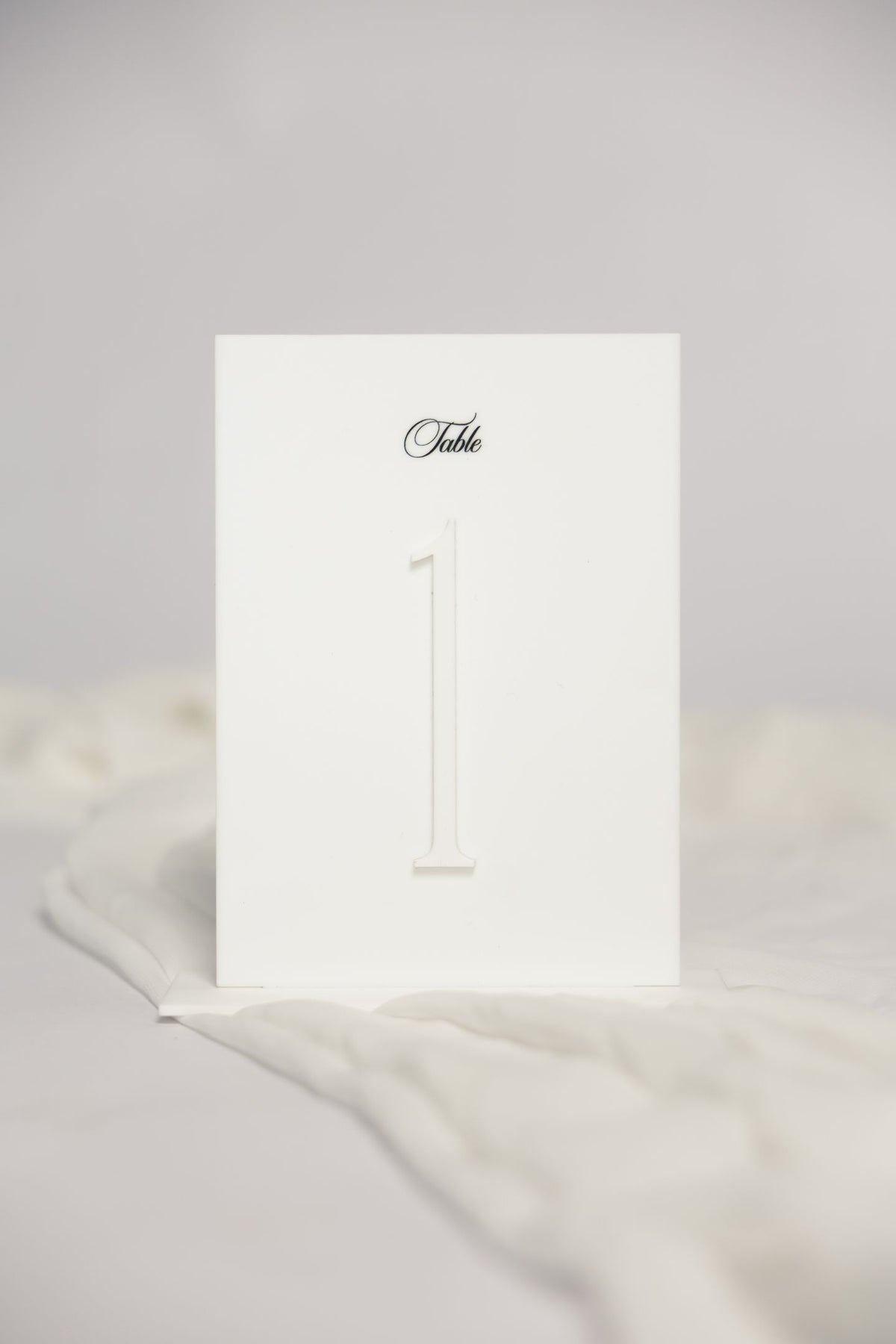Numéro de table rectangle blanc ton sur ton