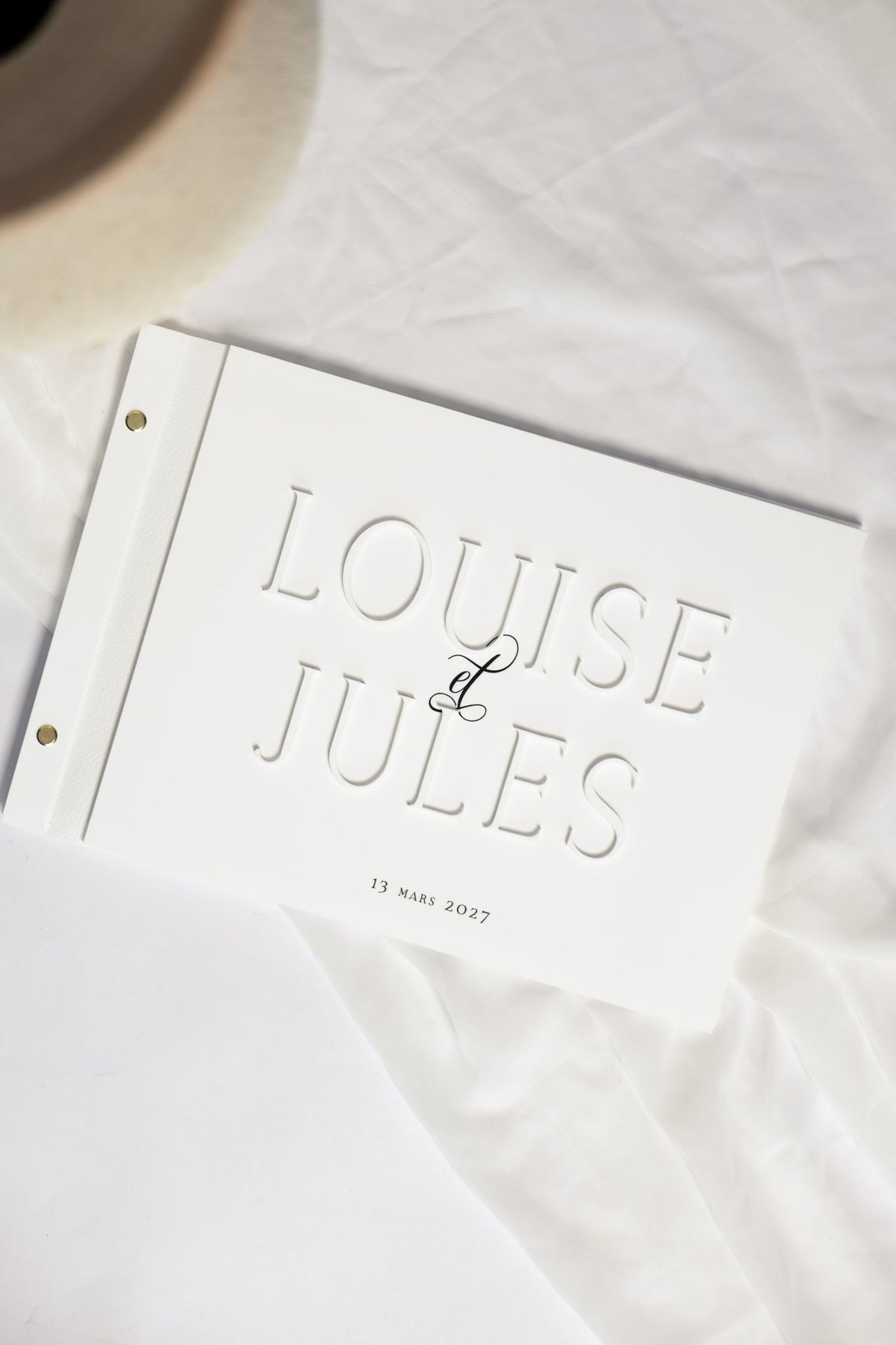 Livre d’or Épure blanc avec prénoms en relief