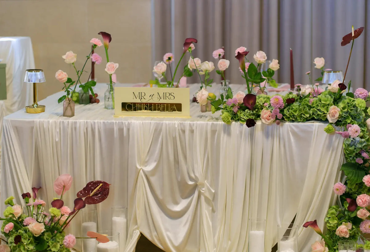 Top Table personnalisé installé sur la table d’honneur fleurie de Leïla et Naïm — photographie CHIDRAPROD