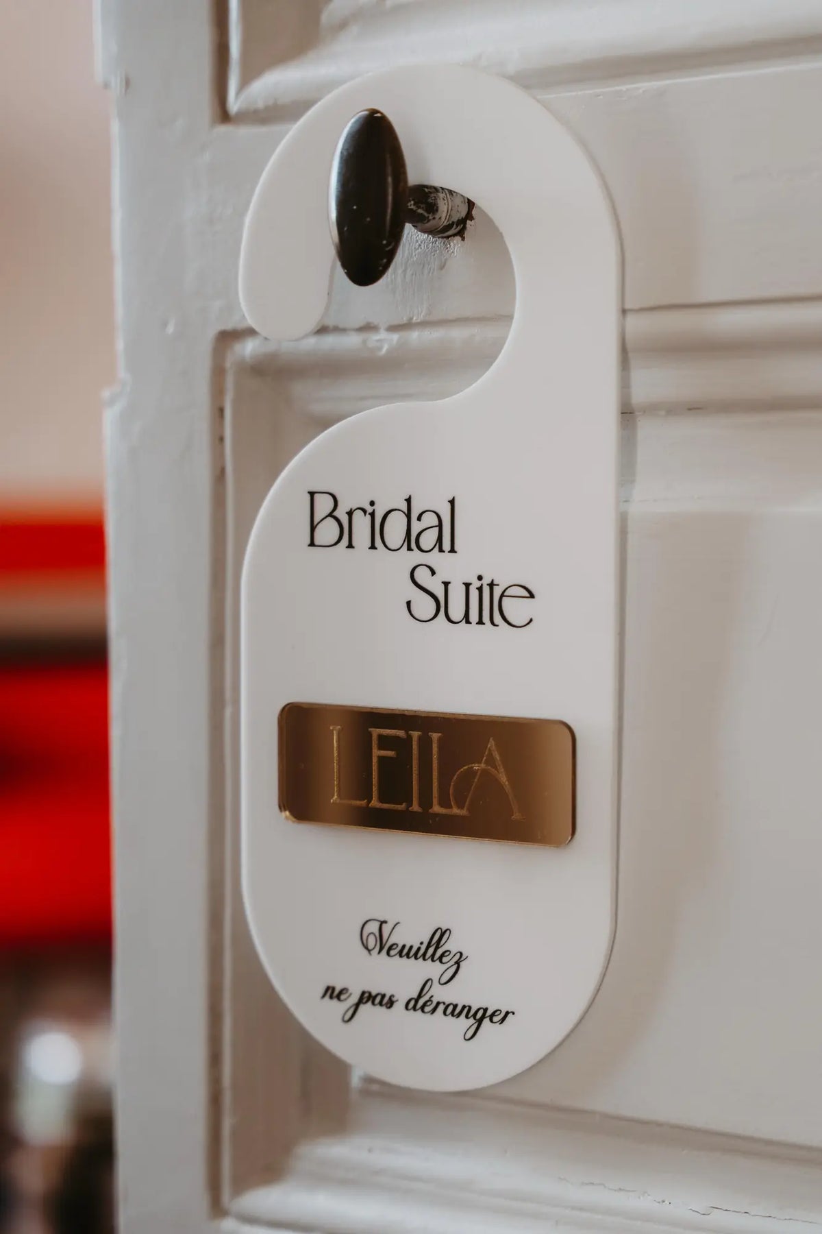 Accroche-porte personnalisé de la mariée Leïla au Domaine de Grosbois — photographie CHIDRAPROD