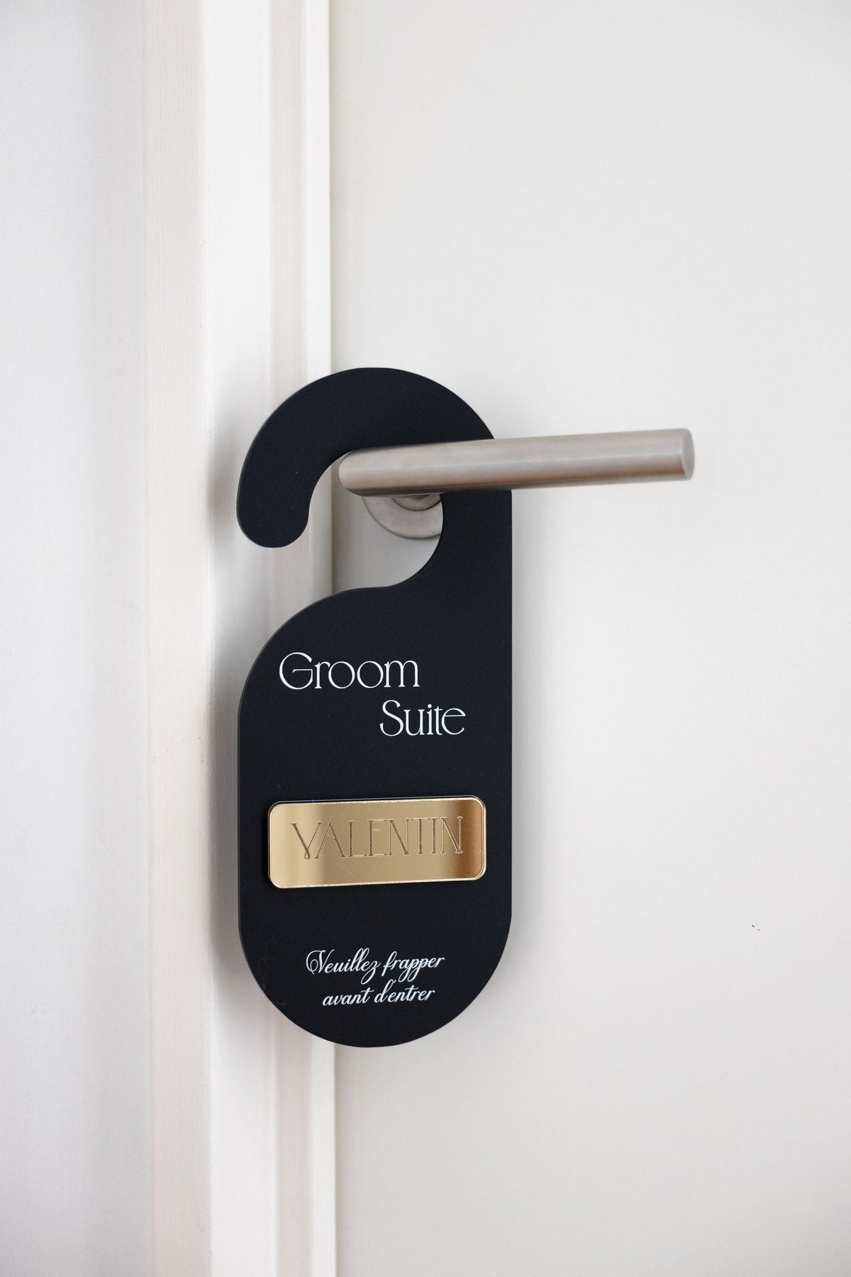 Option Suite des mariés : accroche-porte noir personnalisé pour le marié