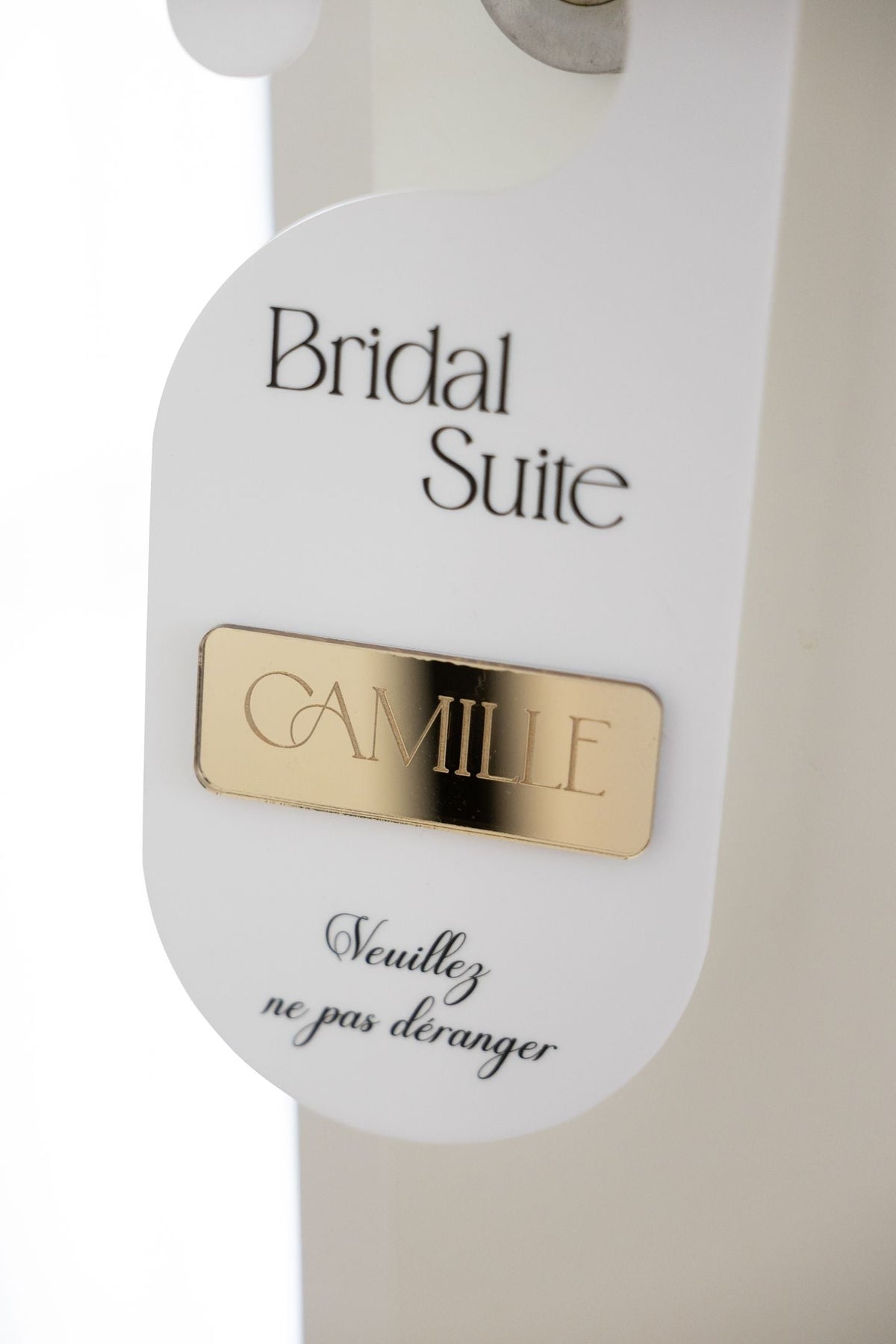 Option Suite des mariés : accroche-porte blanc personnalisé pour la mariée