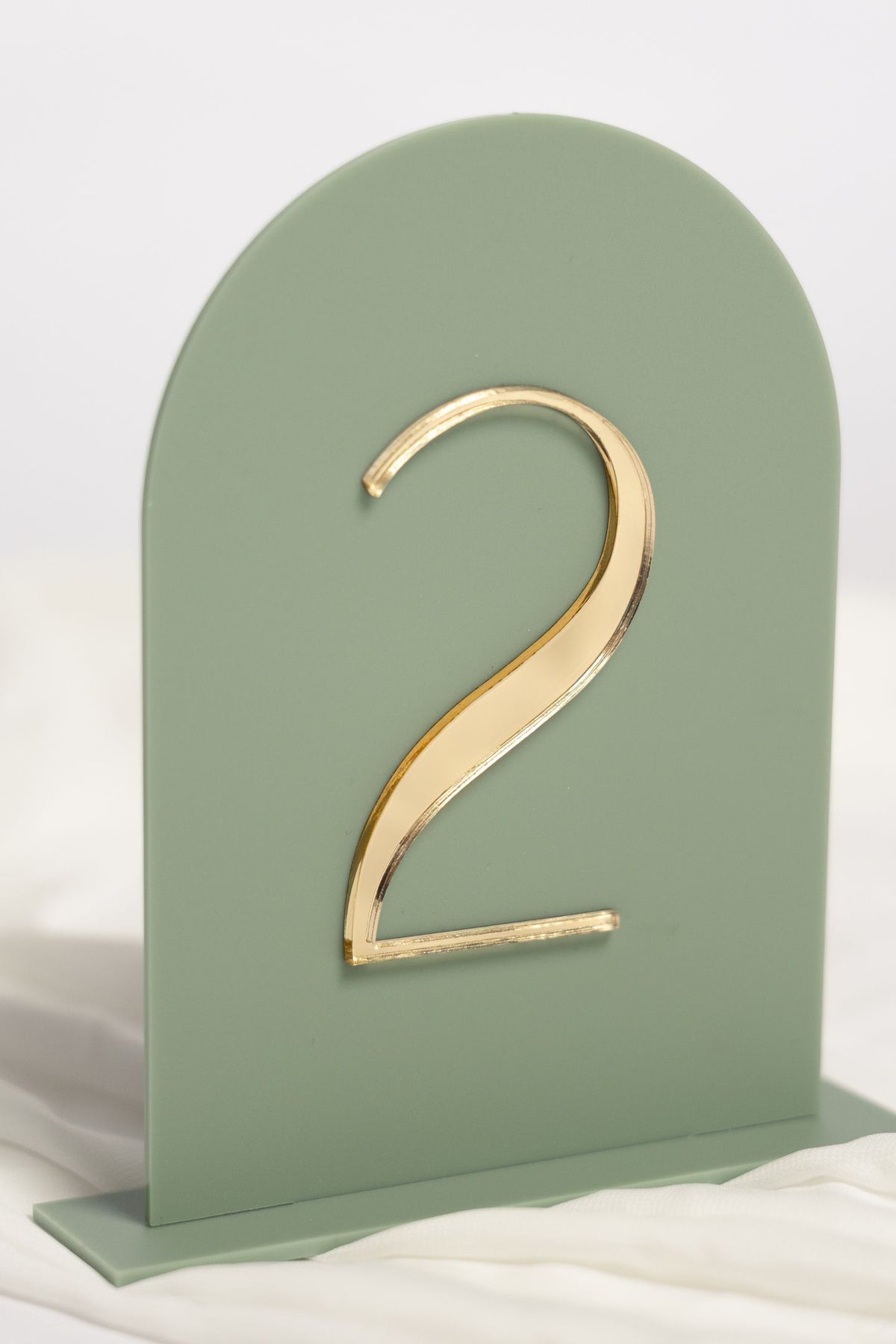 Numéro de table arche vert sauge et chiffre doré