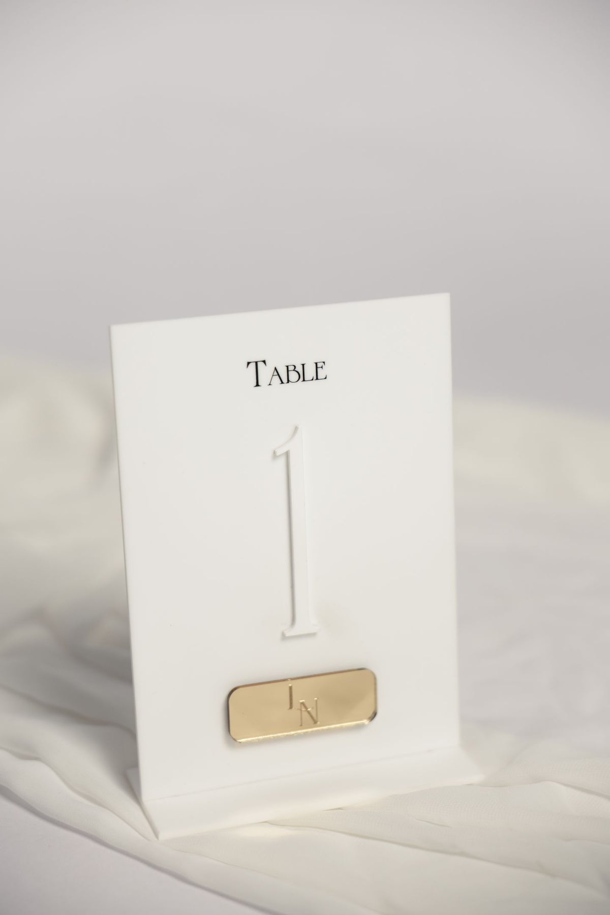 Numéro de table blanc avec médaillon miroir doré
